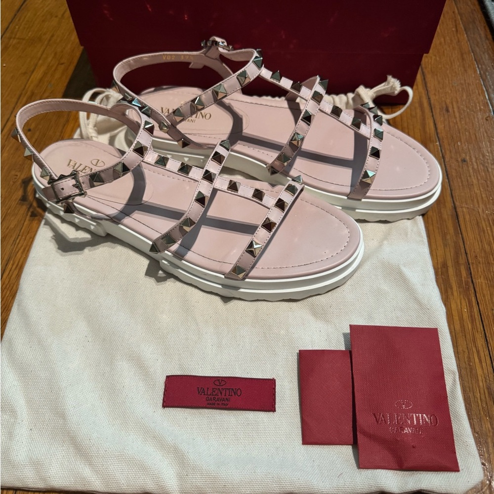 ✨NEW CONDITION✨ Valentino Women's Pink Studded Sandals